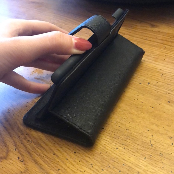 Michael Kors iPhone 6, 7, & 8 iPhone wallet case - Picture 6 of 6